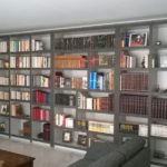 grande bibliothèque sur mesure dans une maison nantaise