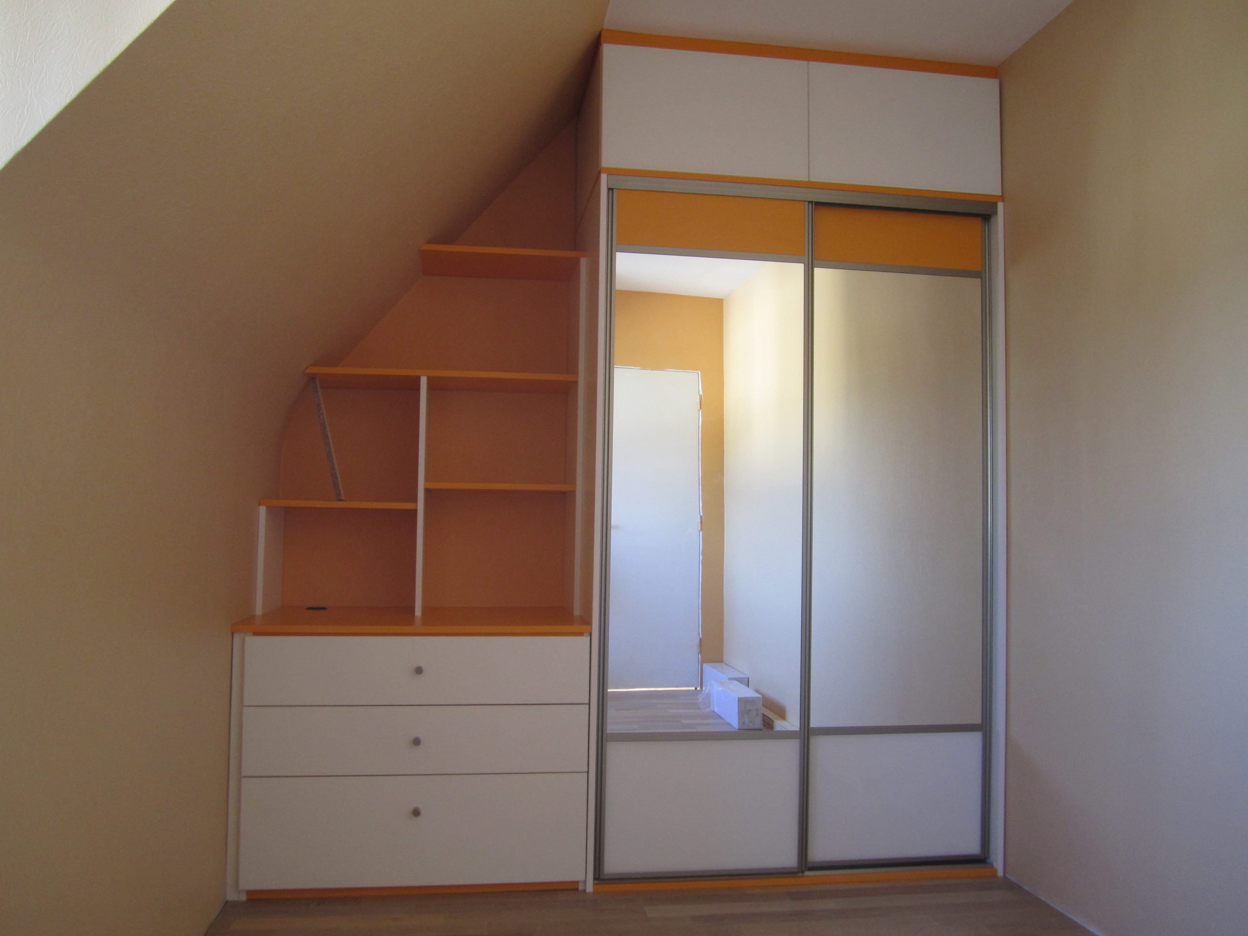 Chambre junior sous pente orange et blanc