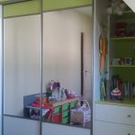 Chambre d'enfant avec portes coulissantes blanc et miroir