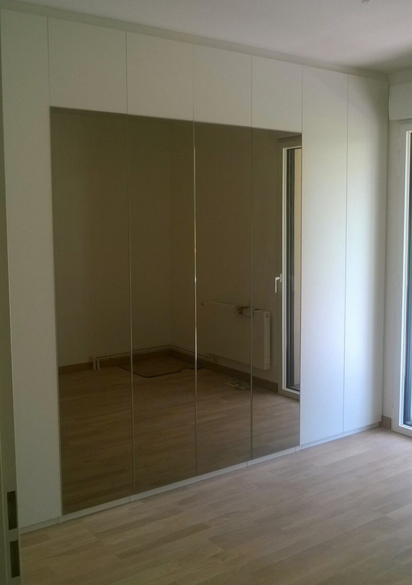 exemple dressing avec miroirs portes battantes