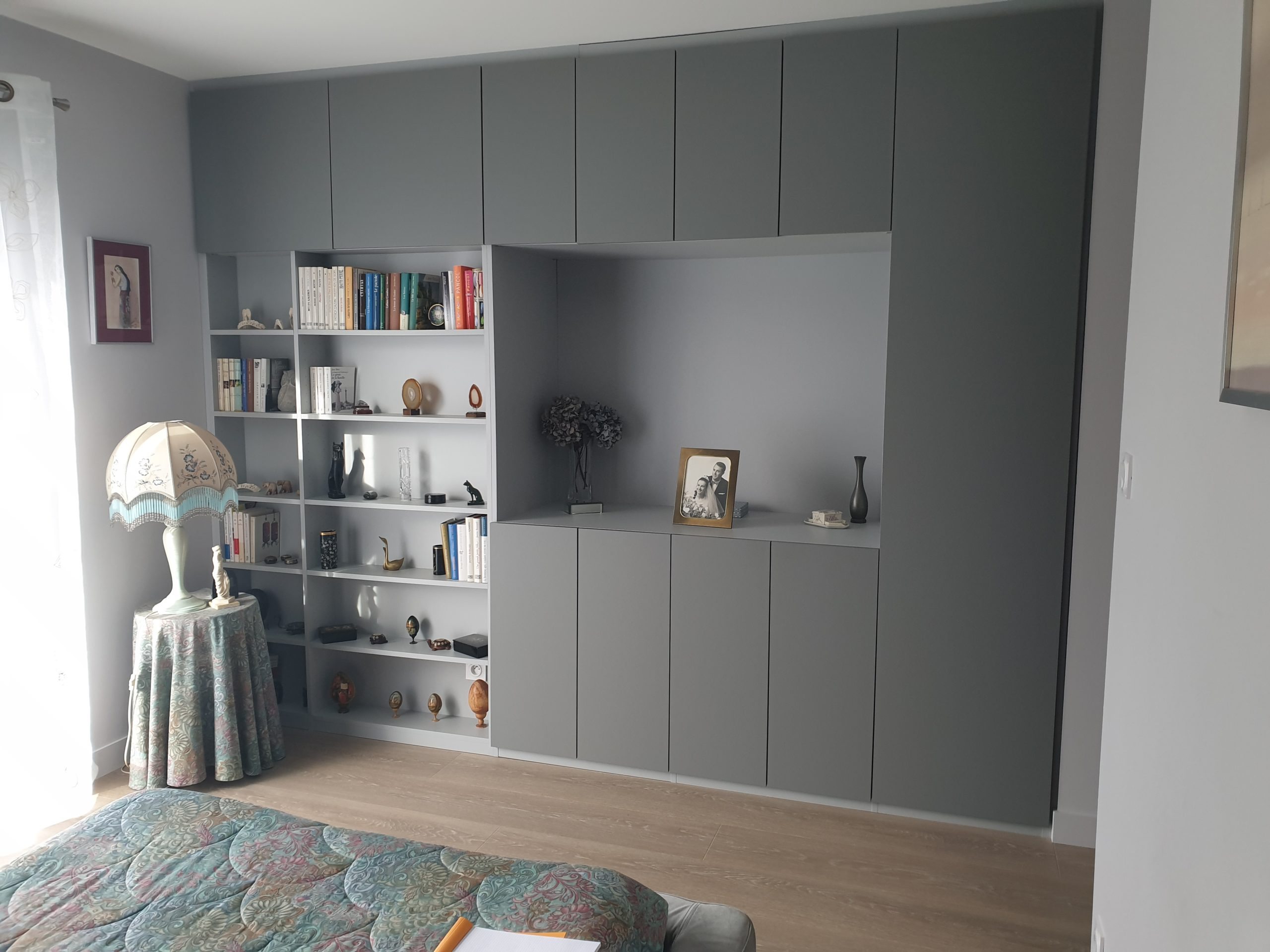 Agencement sur mesure dans une chambre